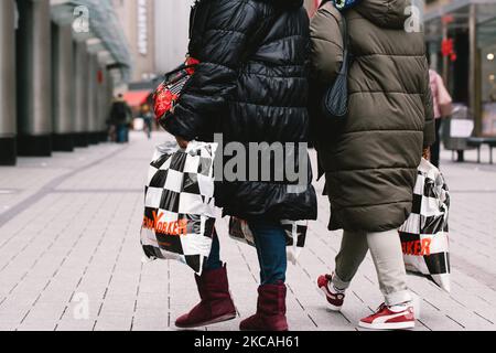 Deux acheteurs avec des sacs de shopping sont vus dans le centre-ville de Cologne, Allemagne sur 8 mars 2021 (photo par Ying Tang/NurPhoto) Banque D'Images