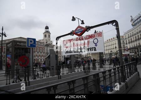 Les gens se réunissent pour une manifestation à l'occasion de la Journée internationale de la femme sur la place du sol à Madrid, en Espagne, sur 08 mars 2021. (Photo par Oscar Gonzalez/NurPhoto) Banque D'Images