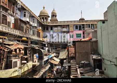 De vieux bâtiments entourent le marché Chandni Chowk à Old Delhi, en Inde. Chandni Chowk est le plus grand marché de gros d'Asie. La légende a cela que l'empereur Mughal Shah Jahan a planifié Chandni Chowk au 17th siècle pour que sa fille puisse faire des achats pour tout ce qu'elle voulait. Chandni Chowk, ce qui signifie que la place ou le marché au clair de lune reste l'un des quartiers les plus surpeuplés, chaotiques et célèbres de la ville. (Photo de Creative Touch Imaging Ltd./NurPhoto) Banque D'Images