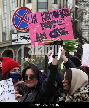 Les Ukrainiens participent à la Marche féministe pour les droits des femmes à la Journée internationale de la femme, au centre de Kiev, en Ukraine, le 8 mars 2021. La Journée internationale de la femme est célébrée dans le monde entier le 08 mars, dans certains endroits, c'est un jour de protestation pour les droits des femmes dans d'autres, c'est un jour qui célèbre la féminité. (Photo par STR/NurPhoto) Banque D'Images