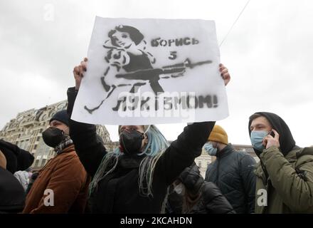 Les Ukrainiens participent à la Marche féministe pour les droits des femmes à la Journée internationale de la femme, au centre de Kiev, en Ukraine, le 8 mars 2021. La Journée internationale de la femme est célébrée dans le monde entier le 08 mars, dans certains endroits, c'est un jour de protestation pour les droits des femmes dans d'autres, c'est un jour qui célèbre la féminité. (Photo par STR/NurPhoto) Banque D'Images