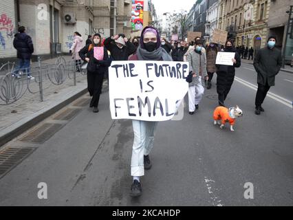 Les Ukrainiens participent à la Marche féministe pour les droits des femmes à la Journée internationale de la femme, au centre de Kiev, en Ukraine, le 8 mars 2021. La Journée internationale de la femme est célébrée dans le monde entier le 08 mars, dans certains endroits, c'est un jour de protestation pour les droits des femmes dans d'autres, c'est un jour qui célèbre la féminité. (Photo par STR/NurPhoto) Banque D'Images