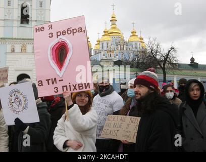 Les Ukrainiens participent à la Marche féministe pour les droits des femmes à la Journée internationale de la femme, au centre de Kiev, en Ukraine, le 8 mars 2021. La Journée internationale de la femme est célébrée dans le monde entier le 08 mars, dans certains endroits, c'est un jour de protestation pour les droits des femmes dans d'autres, c'est un jour qui célèbre la féminité. (Photo par STR/NurPhoto) Banque D'Images