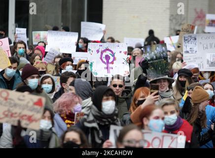 Les Ukrainiens participent à la Marche féministe pour les droits des femmes à la Journée internationale de la femme, au centre de Kiev, en Ukraine, le 8 mars 2021. La Journée internationale de la femme est célébrée dans le monde entier le 08 mars, dans certains endroits, c'est un jour de protestation pour les droits des femmes dans d'autres, c'est un jour qui célèbre la féminité. (Photo par STR/NurPhoto) Banque D'Images