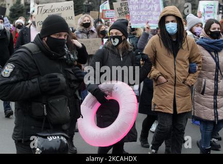 Les Ukrainiens participent à la Marche féministe pour les droits des femmes à la Journée internationale de la femme, au centre de Kiev, en Ukraine, le 8 mars 2021. La Journée internationale de la femme est célébrée dans le monde entier le 08 mars, dans certains endroits, c'est un jour de protestation pour les droits des femmes dans d'autres, c'est un jour qui célèbre la féminité. (Photo par STR/NurPhoto) Banque D'Images