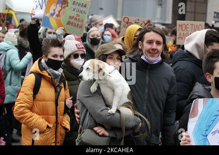 Les Ukrainiens participent à la Marche féministe pour les droits des femmes à la Journée internationale de la femme, au centre de Kiev, en Ukraine, le 8 mars 2021. La Journée internationale de la femme est célébrée dans le monde entier le 08 mars, dans certains endroits, c'est un jour de protestation pour les droits des femmes dans d'autres, c'est un jour qui célèbre la féminité. (Photo par STR/NurPhoto) Banque D'Images