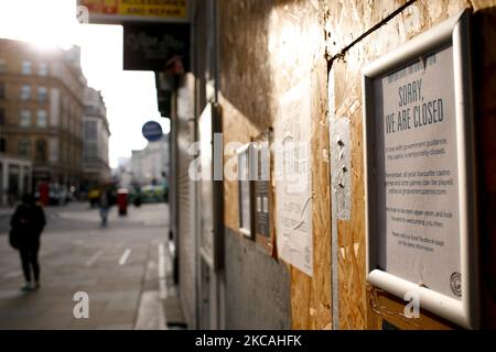 Un panneau informe les clients de la fermeture temporaire d'un casino embarqué sur la rue Coventry, à côté de Leicester Square à Londres, en Angleterre, sur 8 mars 2021. Aujourd'hui a marqué la première étape de l'assouplissement du confinement des coronavirus dans toute l'Angleterre, avec la réouverture des écoles et quelques limites sur les contacts sociaux assouplies. Les magasins, bars, restaurants et autres commerces d'accueil non essentiels restent toutefois fermés et ne rouvriront pas avant le mois prochain selon les horaires en vigueur. (Photo de David Cliff/NurPhoto) Banque D'Images