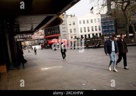 Les gens marchent devant des cinémas fermés, des casinos et des restaurants dans un Leicester Square proche de désert à Londres, Angleterre, sur 8 mars 2021. Aujourd'hui a marqué la première étape de l'assouplissement du confinement des coronavirus dans toute l'Angleterre, avec la réouverture des écoles et quelques limites sur les contacts sociaux assouplies. Les magasins, bars, restaurants et autres commerces d'accueil non essentiels restent toutefois fermés et ne rouvriront pas avant le mois prochain selon les horaires en vigueur. (Photo de David Cliff/NurPhoto) Banque D'Images