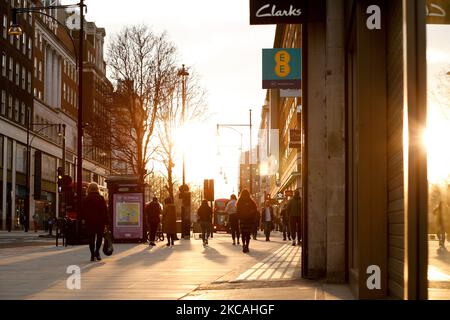 Les gens marchent devant des boutiques temporairement fermées sur une rue Oxford proche de déserte à Londres, Angleterre, sur 8 mars 2021. Aujourd'hui a marqué la première étape de l'assouplissement du confinement des coronavirus dans toute l'Angleterre, avec la réouverture des écoles et quelques limites sur les contacts sociaux assouplies. Les magasins, bars, restaurants et autres commerces d'accueil non essentiels restent toutefois fermés et ne rouvriront pas avant le mois prochain selon les horaires en vigueur. (Photo de David Cliff/NurPhoto) Banque D'Images