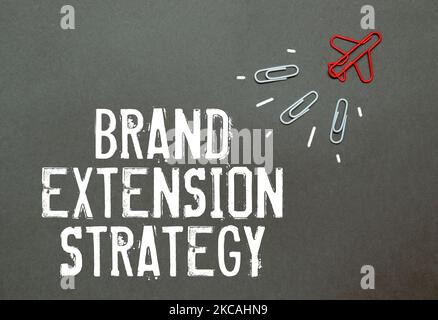 Épingles à linge et une feuille de carnet avec l'inscription - local Based Marketing Banque D'Images