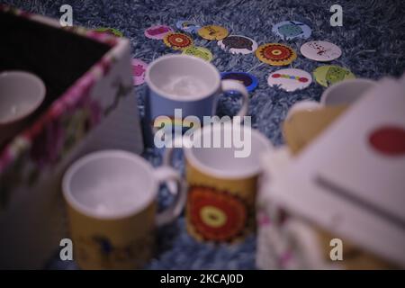 Des mugs en céramique à imprimé café et des épingles à boutons imprimés avec des motifs de l'artiste iranienne de 28 ans et propriétaire de la collection Pishik, Hadi Mollahoseini, sont photographiés dans sa chambre dans son appartement résidentiel de père, dans le nord de Téhéran, sur 2 février 2021. Avec l'arrivée du COVID-19 en Iran, l'économie et l'emploi ont été confrontés à un gros problème. Certains des Iraniens ont décidé de créer une petite entreprise dans leurs foyers pour gagner de l'argent pour faire un avenir meilleur après le temps de la COVID-19. (Photo de Morteza Nikoubazl/NurPhoto) Banque D'Images