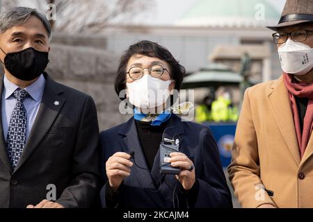 Le candidat du Parti démocratique ouvert de la Corée pour l'élection mayonnaise de 7 avril à Séoul KIM Jin-ai parle aux médias lors d'une interview à l'extérieur de l'Assemblée nationale sur 09 mars 2021 à Séoul, en Corée du Sud. Elle a quitté son poste parlementaire pour les élections mayorales de Séoul. (Photo de Chris Jung/NurPhoto) Banque D'Images