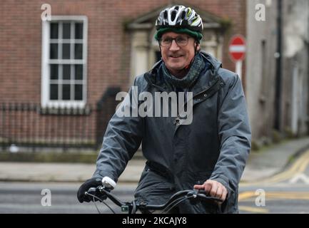 Eamon Ryan, chef du Parti Vert et ministre de l'Environnement, du climat et des Communications, arrive dans les bâtiments gouvernementaux de Dublin avant la réunion du Cabinet. Le mardi 9 mars 2021, à Dublin, Irlande. (Photo par Artur Widak/NurPhoto) Banque D'Images