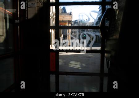 Un coffret téléphonique couvert de graffitis se trouve sur un Haymarket presque déserté à Londres, en Angleterre, sur 9 mars 2021. Hier a marqué la première étape de l'assouplissement du confinement des coronavirus dans toute l'Angleterre, avec la réouverture des écoles et quelques limites sur les contacts sociaux assouplies. Les magasins, bars, restaurants et autres commerces d'accueil non essentiels restent toutefois fermés et ne rouvriront pas avant le mois prochain selon les horaires en vigueur. (Photo de David Cliff/NurPhoto) Banque D'Images