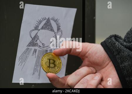 Dans cette photo, un nitizen possède un Bitcoin commémoratif physique. Le mardi 9 mars 2021, à Dublin, Irlande. (Photo par Artur Widak/NurPhoto) Banque D'Images