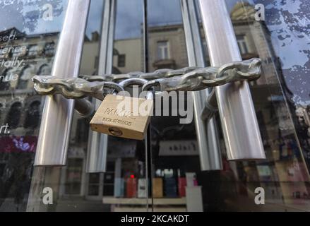 Cadenas et chaîne vus sur une porte fermée des locaux d'affaires dans le centre-ville de Dublin pendant le confinement de niveau cinq de COVID-19. Le mardi 9 mars 2021, à Dublin, Irlande. (Photo par Artur Widak/NurPhoto) Banque D'Images