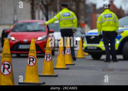 Garde Siochana point de contrôle à Baggot Street Lower, Dublin, pendant le confinement de Covid-19 au niveau 5. Le mardi 9 mars 2021, à Dublin, Irlande. (Photo par Artur Widak/NurPhoto) Banque D'Images