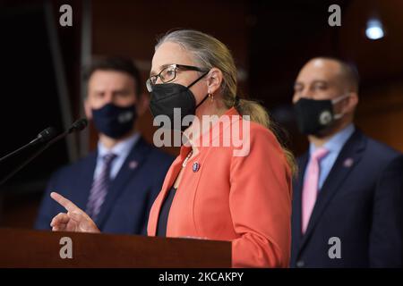 La représentante Carolyn Bourdeaux(D-GA)(centre) aux côtés du président du caucus démocratique de la Chambre des représentants, Hakeem Jeffries(D-NY)(droite) et Frank J. Mrvan(D-IN)(gauche), parle aujourd'hui, lors d'une conférence de presse, du paquet de secours Covid 19 de 3rd sur 09 mars 2021 à HVC/Capitol Hill à Washington DC, aux États-Unis. (Photo de Lénine Nolly/NurPhoto) Banque D'Images