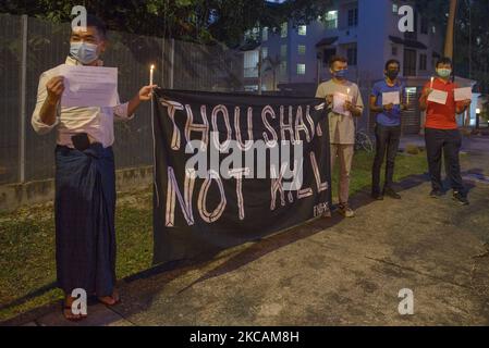 Les partisans de la démocratie au Myanmar tiennent la bannière lors d'une veillée aux chandelles à Kuala Lumpur, Malaisie, le 10 mars 2021. Les Birmans vivant en Malaisie avec une ONG locale tiennent une veillée pour manifester contre l'armée de leur pays qui a arrêté Aung San Suu Kyi et d'autres membres de son parti de la Ligue nationale pour la démocratie depuis le coup d'État de 1 février. Les manifestations anti-coup d'État se poursuivent au Myanmar dans un contexte d'intensification de la répression violente contre les manifestants par les forces de sécurité. (Photo de Zahim Mohd/NurPhoto) Banque D'Images