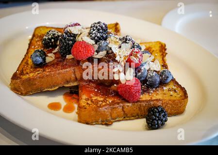 Délicieux pain grillé aux amandes et aux baies. Banque D'Images