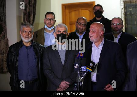 Yahya Sinwar, chef de l'aile politique du Hamas à Gaza, visite la maison de son homologue du Hamas, Nizar Awadallah, dans la ville de Gaza, à 10 mars 2021, lors de sa réélection à la tête du chef de facto du mouvement islamiste dans l'enclave palestinienne blockée par Israël. - Sinwar, ancien commandant de la branche militaire du Hamas, a purgé plus de deux décennies de prison israélienne avant d'être libéré en 2011 dans le cadre d'un échange de prisonniers. Élu pour la première fois en 2017, il a été confronté à quatre challengers cette fois-ci, dont Nizar Awadallah, l'ancien chef du Conseil consultatif Shura du Hamas. (Photo de Majdi Banque D'Images