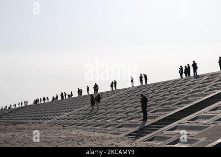 Les gens prient pour les victimes de la catastrophe de 3,11 et observent un moment de silence pour marquer le dixième anniversaire de la catastrophe du tremblement de terre et du tsunami à Shichigahama, préfecture de Miyagi, 11 mars (photo de Yusuke Harada/NurPhoto) Banque D'Images