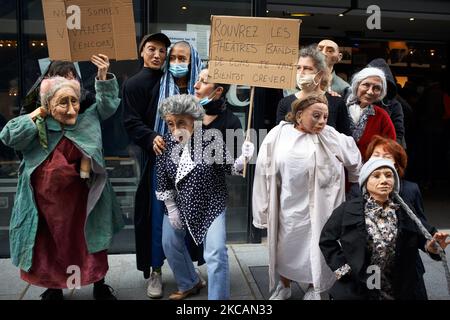 Marionnettes devant l'entrée principale du 'Théâtre de la Cité'. Les écriteaux ont lu « nous sommes encore en vie » (à gauche) et « rouvres de thétars, astrous, je vais mourir bientôt ». Des travailleurs de la culture (acteurs, artistes en direct, musiciens, techniciens, etc.) et des activistes occupent le Théâtre national de Toulouse appelé « Théâtre de la Cité » pour protester contre la fermeture de tous les théâtres, cinémas, salles de concert, etc. Par le gouvernement français en raison de la pandémie de Covid-19 depuis un an. Ils prévoient d'occuper le théâtre aussi longtemps que nécessaire que dans d'autres théâtres en France tels que Rennes, Pau, Strasbourg, Paris (le Banque D'Images