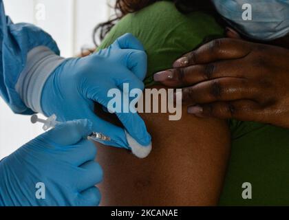 Dans cette photo, une femme a une injection dans son bras (IMAGE POSÉE PAR DES MODÈLES). Mercredi, 10 mars 2021, à Dublin, Irlande. (Photo par Artur Widak/NurPhoto) Banque D'Images