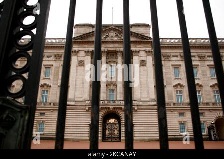 Le palais de Buckingham se dresse sous un ciel gris à Londres, en Angleterre, sur 11 mars 2021. Des hauts responsables de la famille royale auraient organisé cette semaine des « discussions de crise » à la suite de plaintes de racisme formulées par le prince Harry et Meghan Markle, duc et duchesse de Sussex, dans leur interview télévisée avec Oprah Winfrey. Cette semaine a marqué la première étape de l'assouplissement du confinement des coronavirus dans toute l'Angleterre, avec la réouverture des écoles et l'assouplissement de certaines limites sur les contacts sociaux. Les magasins, bars, restaurants et autres commerces d'accueil et de loisirs non essentiels restent toutefois fermés et ne rouvriront pas avant le prochain Banque D'Images