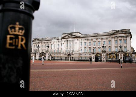 Le palais de Buckingham se dresse sous un ciel gris à Londres, en Angleterre, sur 11 mars 2021. Des hauts responsables de la famille royale auraient organisé cette semaine des « discussions de crise » à la suite de plaintes de racisme formulées par le prince Harry et Meghan Markle, duc et duchesse de Sussex, dans leur interview télévisée avec Oprah Winfrey. Cette semaine a marqué la première étape de l'assouplissement du confinement des coronavirus dans toute l'Angleterre, avec la réouverture des écoles et l'assouplissement de certaines limites sur les contacts sociaux. Les magasins, bars, restaurants et autres commerces d'accueil et de loisirs non essentiels restent toutefois fermés et ne rouvriront pas avant le prochain Banque D'Images