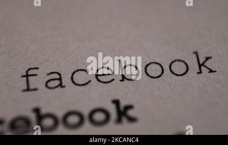 Le logo Facebook est imprimé sur papier dans cette illustration photo à Varsovie, en Pologne, sur 11 mars 2021. À peine deux semaines après que Facebook ait conclu un accord avec les autorités australiennes pour payer les éditeurs pour avoir affiché leur contenu d'actualité, le réseau social n'a pas signé une seule organisation de grands médias semant les craintes d'une deuxième interdiction de la diffusion de nouvelles. (Photo de Jaap Arriens/NurPhoto) Banque D'Images