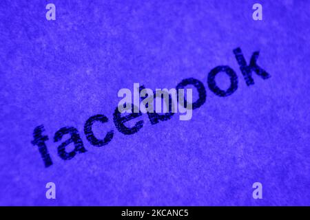 Le logo Facebook est imprimé sur papier dans cette illustration photo à Varsovie, en Pologne, sur 11 mars 2021. À peine deux semaines après que Facebook ait conclu un accord avec les autorités australiennes pour payer les éditeurs pour avoir affiché leur contenu d'actualité, le réseau social n'a pas signé une seule organisation de grands médias semant les craintes d'une deuxième interdiction de la diffusion de nouvelles. (Photo de Jaap Arriens/NurPhoto) Banque D'Images