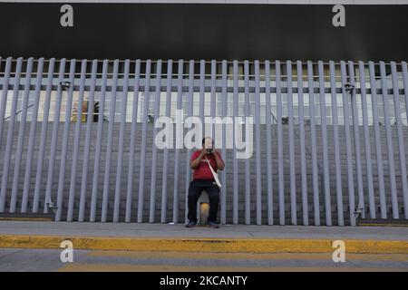 Un senior attend d'être immunisé par le personnel médical avec le vaccin Pfizer BioNTech dans une unité de vaccination à l'Arena Ciudad de México dans le district Miguel Hidalgo, pendant l'urgence sanitaire et le feu de circulation épidémiologique orange dans la capitale. Ce jeudi, 11 mars, marque un an depuis que l'Organisation mondiale de la santé (OMS) a déclaré que la propagation rampante du nouveau coronavirus, qui en février 2020 a nommé COVID-19. (Photo de Gerardo Vieyra/NurPhoto) Banque D'Images