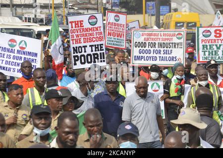 Les travailleurs défilent à Lagos lors d'une manifestation organisée par les membres du Nigeria Labour Congress (NLC), en prévision d'une grève nationale prévue par le NLC, dans le district d'Ikeja à Lagos, au Nigeria, le 10 mars 2021. L'organisme a organisé des manifestations à Lagos et dans d'autres États du Nigeria, la manifestation aurait lieu à la suite de tentatives de certains législateurs de l'Assemblée nationale de retirer le salaire minimum de la liste législative exclusive de la liste législative concurrente. (Photo par Olukayode Jaiyeola/NurPhoto) Banque D'Images