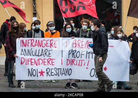 Manifestation pour exiger l'élimination des brevets sur la place Montecitorio, de la refondation communiste, du pouvoir au peuple et de l'Union USB avec d'autres acronymes de gauche. « Le droit à la santé pour tous », pour la journée mondiale d'action pour le bien commun du vaccin! Sur 11 mars 2021 à Rome, Italie. (Photo par Andrea Ronchini/NurPhoto) Banque D'Images