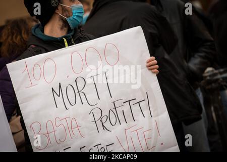 Manifestation pour exiger l'élimination des brevets sur la place Montecitorio, de la refondation communiste, du pouvoir au peuple et de l'Union USB avec d'autres acronymes de gauche. « Le droit à la santé pour tous », pour la journée mondiale d'action pour le bien commun du vaccin! Sur 11 mars 2021 à Rome, Italie. (Photo par Andrea Ronchini/NurPhoto) Banque D'Images