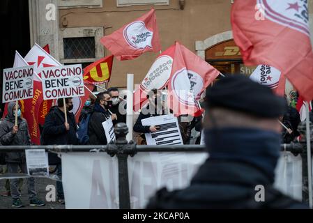 Manifestation pour exiger l'élimination des brevets sur la place Montecitorio, de la refondation communiste, du pouvoir au peuple et de l'Union USB avec d'autres acronymes de gauche. « Le droit à la santé pour tous », pour la journée mondiale d'action pour le bien commun du vaccin! Sur 11 mars 2021 à Rome, Italie. (Photo par Andrea Ronchini/NurPhoto) Banque D'Images
