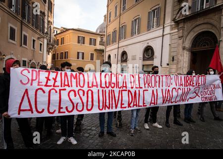 Manifestation pour exiger l'élimination des brevets sur la place Montecitorio, de la refondation communiste, du pouvoir au peuple et de l'Union USB avec d'autres acronymes de gauche. « Le droit à la santé pour tous », pour la journée mondiale d'action pour le bien commun du vaccin! Sur 11 mars 2021 à Rome, Italie. (Photo par Andrea Ronchini/NurPhoto) Banque D'Images