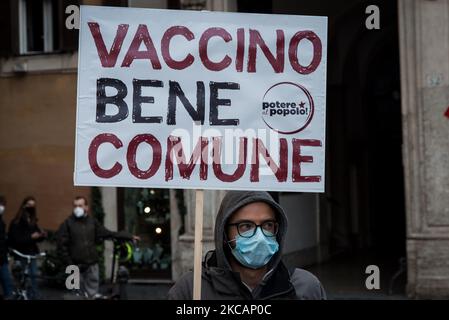 Manifestation pour exiger l'élimination des brevets sur la place Montecitorio, de la refondation communiste, du pouvoir au peuple et de l'Union USB avec d'autres acronymes de gauche. « Le droit à la santé pour tous », pour la journée mondiale d'action pour le bien commun du vaccin! Sur 11 mars 2021 à Rome, Italie. (Photo par Andrea Ronchini/NurPhoto) Banque D'Images