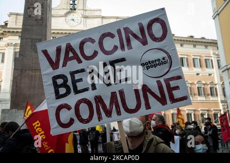 Manifestation pour exiger l'élimination des brevets sur la place Montecitorio, de la refondation communiste, du pouvoir au peuple et de l'Union USB avec d'autres acronymes de gauche. « Le droit à la santé pour tous », pour la journée mondiale d'action pour le bien commun du vaccin! Sur 11 mars 2021 à Rome, Italie. (Photo par Andrea Ronchini/NurPhoto) Banque D'Images