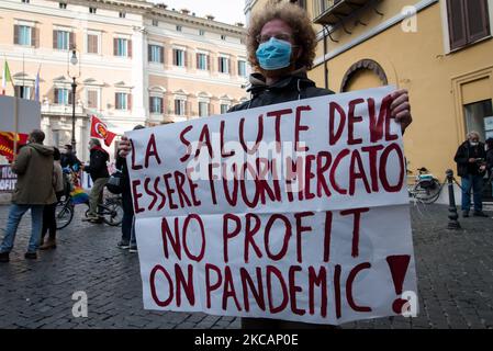 Manifestation pour exiger l'élimination des brevets sur la place Montecitorio, de la refondation communiste, du pouvoir au peuple et de l'Union USB avec d'autres acronymes de gauche. « Le droit à la santé pour tous », pour la journée mondiale d'action pour le bien commun du vaccin! Sur 11 mars 2021 à Rome, Italie. (Photo par Andrea Ronchini/NurPhoto) Banque D'Images