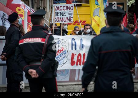 Manifestation pour exiger l'élimination des brevets sur la place Montecitorio, de la refondation communiste, du pouvoir au peuple et de l'Union USB avec d'autres acronymes de gauche. « Le droit à la santé pour tous », pour la journée mondiale d'action pour le bien commun du vaccin! Sur 11 mars 2021 à Rome, Italie. (Photo par Andrea Ronchini/NurPhoto) Banque D'Images