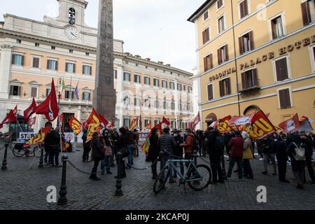 Manifestation pour exiger l'élimination des brevets sur la place Montecitorio, de la refondation communiste, du pouvoir au peuple et de l'Union USB avec d'autres acronymes de gauche. « Le droit à la santé pour tous », pour la journée mondiale d'action pour le bien commun du vaccin! Sur 11 mars 2021 à Rome, Italie. (Photo par Andrea Ronchini/NurPhoto) Banque D'Images