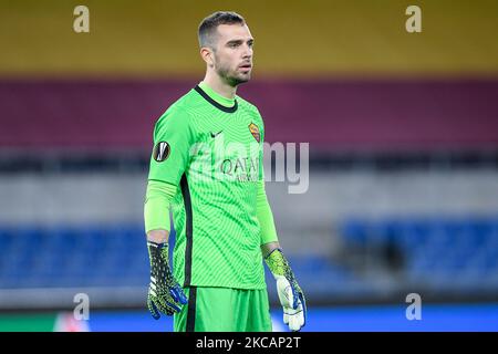 Pau Lopez d'AS Roma regarde pendant le match de l'UEFA Europa League Round de 16 entre AS Roma et Shakhtar Donetsk au Stadio Olimpico, Rome, Italie, le 11 mars 2021. (Photo de Giuseppe Maffia/NurPhoto) Banque D'Images