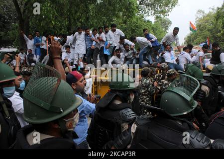 Les membres du Syndicat national des étudiants de l'Inde (NSUI), l'organe étudiant du parti du Congrès, ont crié des slogans en protestant contre la hausse du chômage à New Delhi, en Inde, sur 12 mars 2021. (Photo de Mayank Makhija/NurPhoto) Banque D'Images