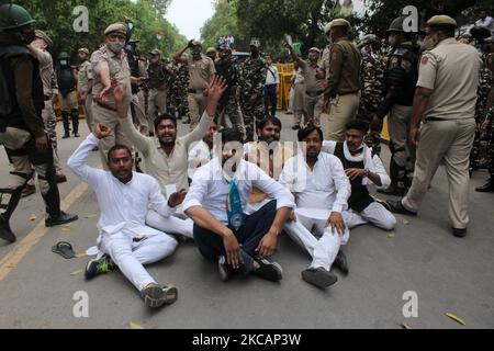 Les membres du Syndicat national des étudiants de l'Inde (NSUI), l'organe étudiant du parti du Congrès, ont crié des slogans en protestant contre la hausse du chômage à New Delhi, en Inde, sur 12 mars 2021. (Photo de Mayank Makhija/NurPhoto) Banque D'Images