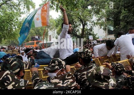 Les membres du Syndicat national des étudiants de l'Inde (NSUI), l'organe étudiant du parti du Congrès, ont crié des slogans en protestant contre la hausse du chômage à New Delhi, en Inde, sur 12 mars 2021. (Photo de Mayank Makhija/NurPhoto) Banque D'Images