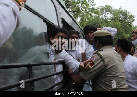 Le personnel de la police de Delhi, ainsi que les forces paramilitaires, ont mis en détention des membres du Syndicat national des étudiants de l'Inde (NSUI), l'organe étudiant du parti du Congrès, alors qu'ils protestaient contre la hausse du chômage à New Delhi, en Inde, sur 12 mars 2021. (Photo de Mayank Makhija/NurPhoto) Banque D'Images