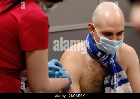 Le défenseur de Zenit reçoit une dose du vaccin Spoutnik V contre le COVID-19 dans un centre de vaccination récemment ouvert qui opère dans le stade avant le match de la première Ligue russe entre le FC Zenit Saint-Pétersbourg et le FC Akhmat Grozny sur 13 mars 2021 à l'arène Gazprom de Saint-Pétersbourg, en Russie. (Photo de Mike Kireev/NurPhoto) Banque D'Images