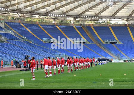 Équipe galloise lors des hymnes nationaux avant le match de rugby Guinness des six Nations de 2021 entre l'Italie et le pays de Galles au stade Olimpic (Stadio Olimpico) à Rome, en Italie, sur 13 mars 2021. Le match se joue derrière des portes fermées à cause de Covid19 pandemy. (Photo par Lorenzo Di Cola/NurPhoto) Banque D'Images